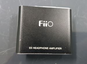 FiiO E5 amplificator casti sau casti Sennheiser HD 201 accesorii casa auto portabile
