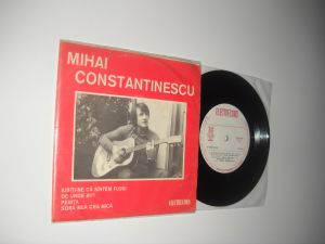 Mihai Constantinescu (cu Formatia Perpetuum Mobile):Iubiți-ne Că Sîntem Flori (1974) disc mic vinil, cu 4 piese