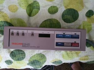 Telecomanda Tascam 52 și  manual de reparatie 